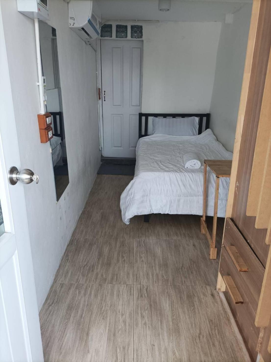 Chubby 9 Single Room Bangkok Kültér fotó